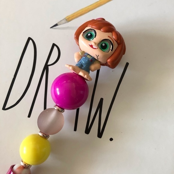 Disney Doorables: UP: young Ellie handmade beaded pen - Picture 1 of 3